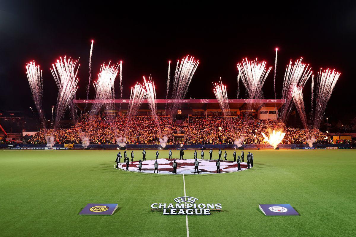 曼晚：大量未买到票的曼城球迷也随队远征挪威客场，甚至有人爬树上看球